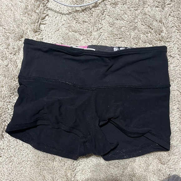 Lululemon reversible shorts size 4 - Picture 4 of 5